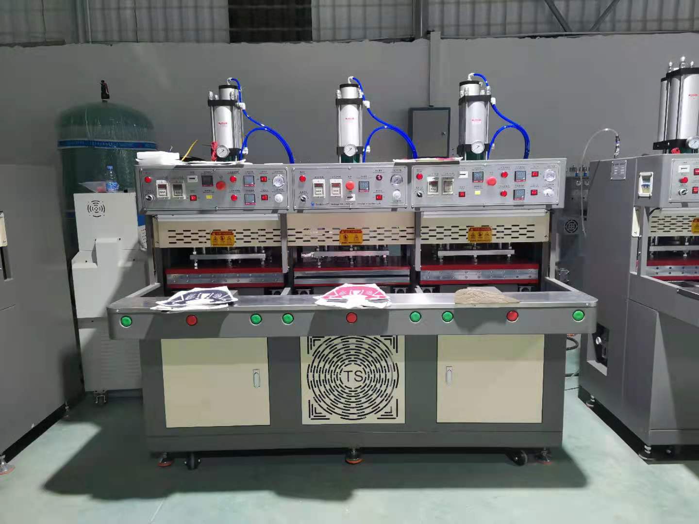 0101) Máquina de presadora para capelladas
